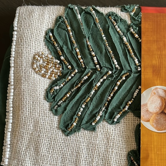 Holiday table runner. - Picture 4 of 7